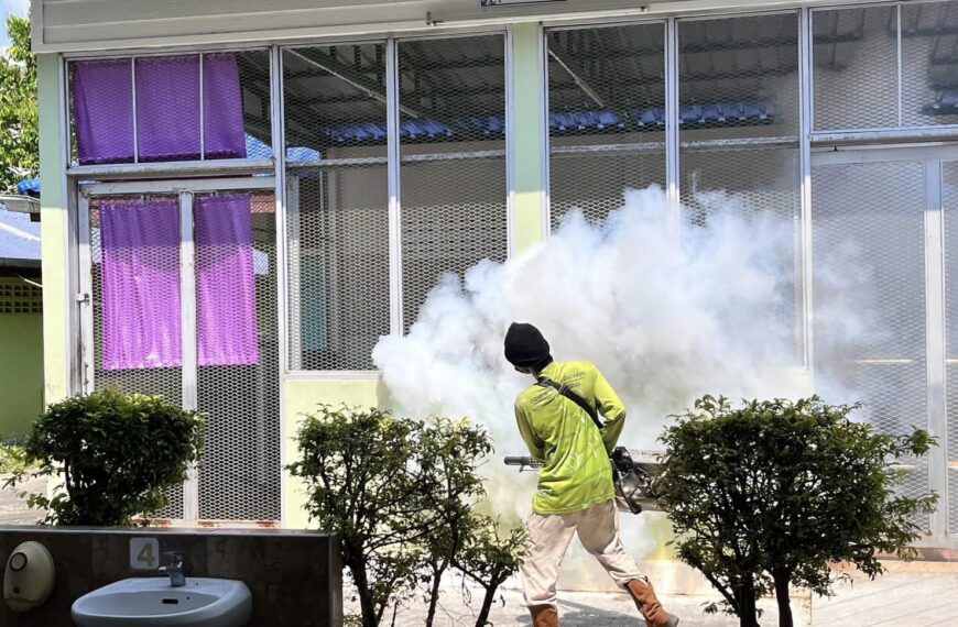 สคพ.การุณยเวศม์ ดำเนินการ “ฉีดพ่นหมอกควัน” เพื่อกำจัดยุงลาย โดยการสนับสนุน จากเทศบาลตำบลบางละมุง