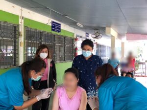 สคพ.การุณยเวศม์ จัดบริการฉีดวัคซีนไข้หวัดใหญ่ประจำปี 2566 และวัคซีนป้องกัน COVID 19 ให้แก่ผู้รับบริก&hellip;