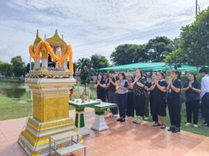 บ้านการุณยเวศม์ จัดพิธีสักการะ พร้อมเปลี่ยนผ้าสไบห่มองค์พระประชาบดีประจำหน่วยงาน