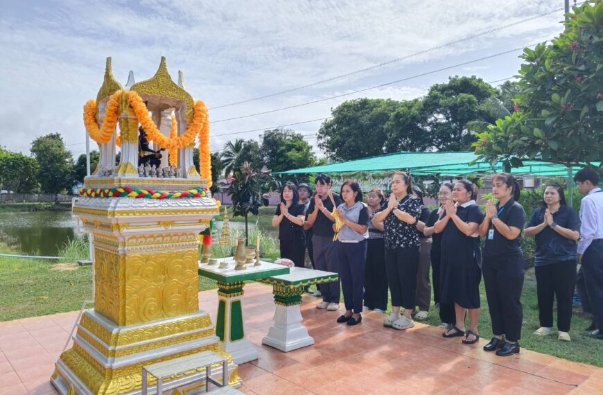 บ้านการุณยเวศม์ จัดพิธีสักการะ พร้อมเปลี่ยนผ้าสไบห่มองค์พระประชาบดีประจำหน่วยงาน